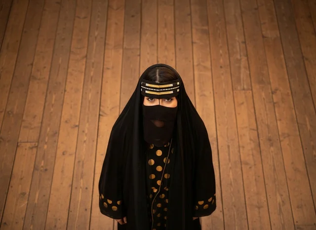 امرأة إماراتية بالعباءة والبرقع التقليدي