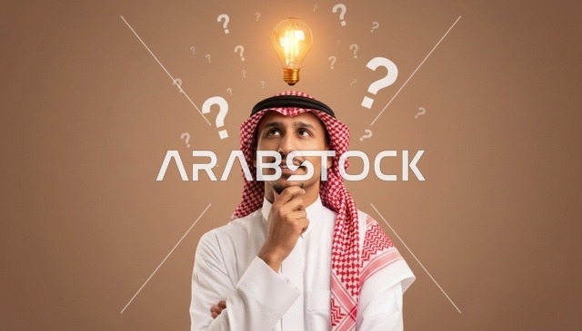 رجل سعودي بوضعية تفكير مع مصباح فكرة