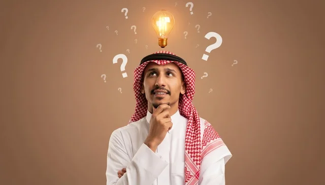 رجل سعودي بوضعية تفكير مع مصباح فكرة