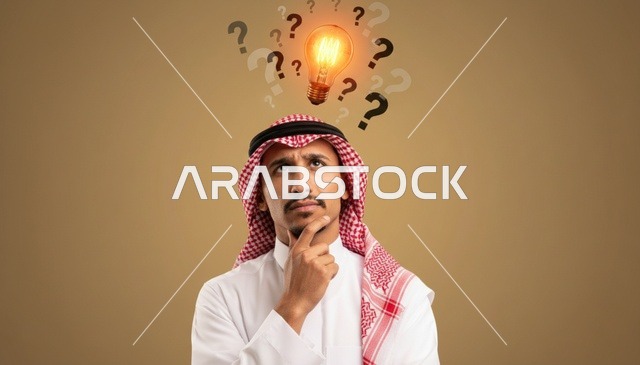 رجل سعودي يفكر مع توضيح لمصباح الفكرة
