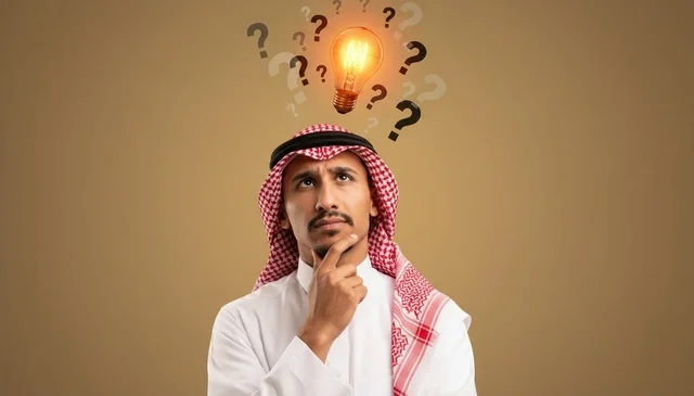 رجل سعودي يفكر مع توضيح لمصباح الفكرة