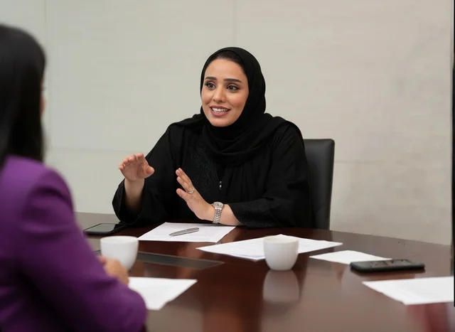 سيدة أعمال إماراتية في اجتماع عمل داخل المكتب