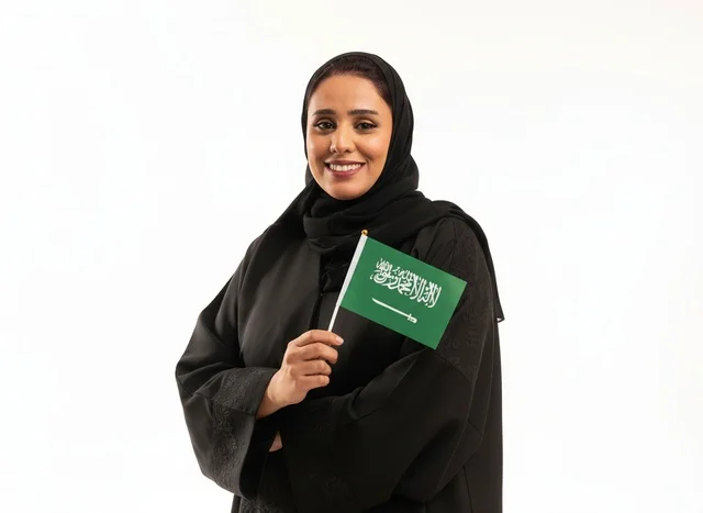 امرأة سعودية تمسك بعلم المملكة العربية السعودية