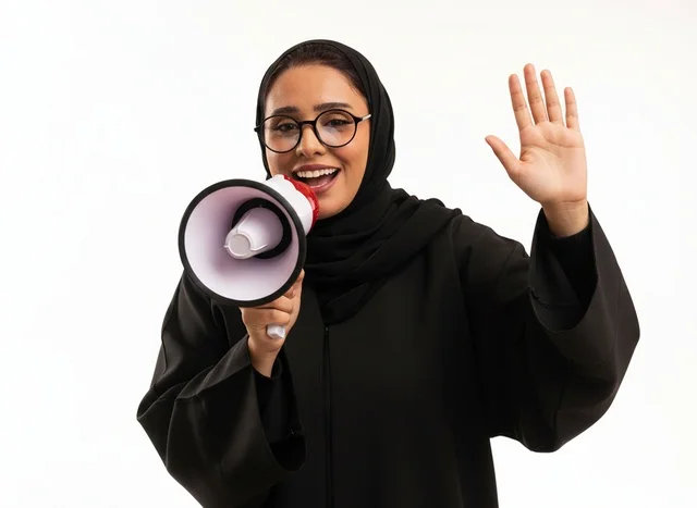 امرأة سعودية تحمل مكبر صوت وتلوح بيدها بخلفية بيضاء