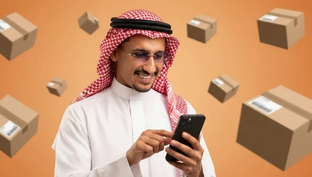 رجل سعودي يستخدم الهاتف الذكي للتسوق الإلكتروني والشحن
