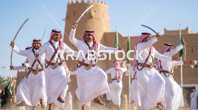 رقصة العرضة السعودية بالسيوف في حي الطريف بالدرعية