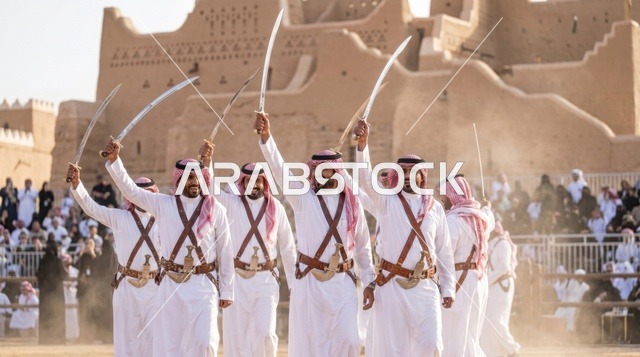 رقصة العرضة السعودية بالسيوف في الدرعية التاريخية