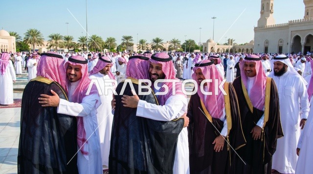 عناق الرجال السعوديين بالبشت بعد صلاة عيد الأضحى