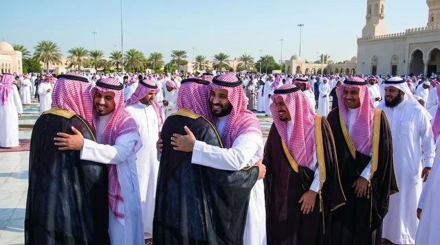 عناق الرجال السعوديين بالبشت بعد صلاة عيد الأضحى
