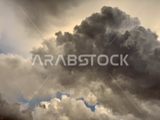 صورة مقربة لغيوم ركامية في سماء المملكة العربية السعودية، غيوم سوداء، مناظر طبيعية، جمال و روعة السماء الملبدة بالغيوم، الطبيعة في السعودية 