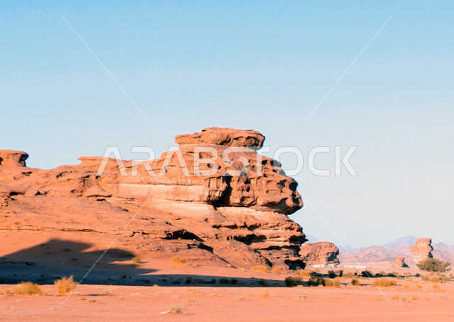 صورة للتكوينات الصخرية في منطقة بجدة نيوم  شمال غرب المملكة العربية السعودية ، مناظر طبيعية خلابة للرمال الذهبية ، جبال ذات تشكيلات صخرية جذابة في تبوك ، معالم حضارية سياحية في المملكة العربية السعودية .