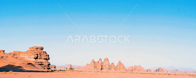 صورة للتكوينات الصخرية في منطقة بجدة نيوم  شمال غرب المملكة العربية السعودية ، مناظر طبيعية خلابة للرمال الذهبية ، جبال ذات تشكيلات صخرية جذابة في تبوك ، معالم حضارية سياحية في المملكة العربية السعودية .