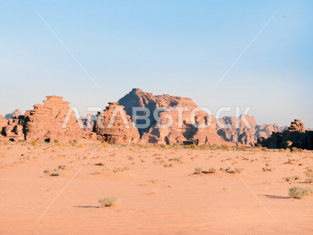 صورة للتكوينات الصخرية في منطقة بجدة نيوم  شمال غرب المملكة العربية السعودية ، مناظر طبيعية خلابة للرمال الذهبية ، جبال ذات تشكيلات صخرية جذابة في تبوك ، معالم حضارية سياحية في المملكة العربية السعودية .
