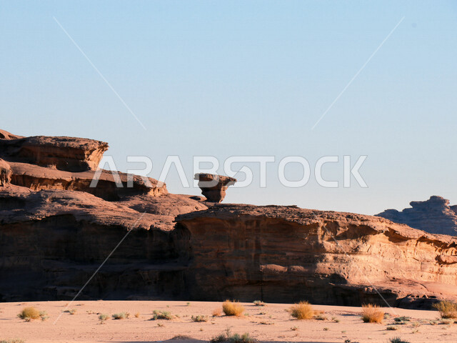 صورة للتكوينات الصخرية في منطقة بجدة نيوم  شمال غرب المملكة العربية السعودية ، مناظر طبيعية خلابة للرمال الذهبية ، جبال ذات تشكيلات صخرية جذابة في تبوك ، معالم حضارية سياحية في المملكة العربية السعودية .