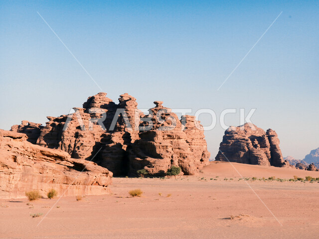 صورة للتكوينات الصخرية في منطقة بجدة نيوم  شمال غرب المملكة العربية السعودية ، مناظر طبيعية خلابة للرمال الذهبية ، جبال ذات تشكيلات صخرية جذابة في تبوك ، معالم حضارية سياحية في المملكة العربية السعودية .