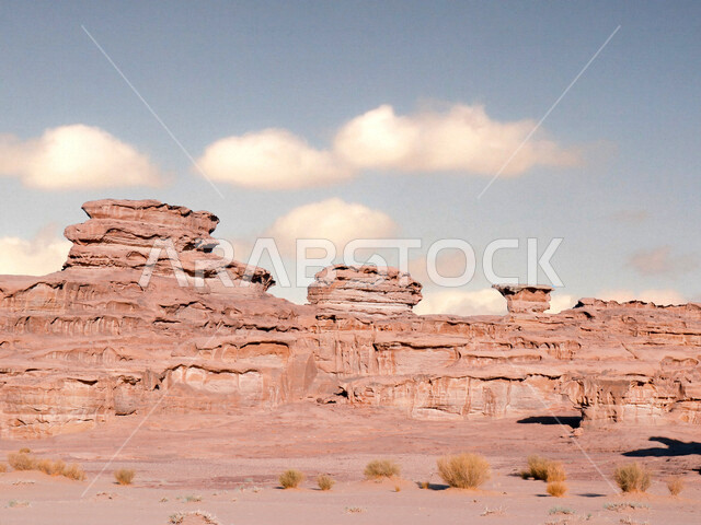 صورة للتكوينات الصخرية في منطقة بجدة نيوم  شمال غرب المملكة العربية السعودية ، مناظر طبيعية خلابة للرمال الذهبية ، جبال ذات تشكيلات صخرية جذابة في تبوك ، معالم حضارية سياحية في المملكة العربية السعودية .