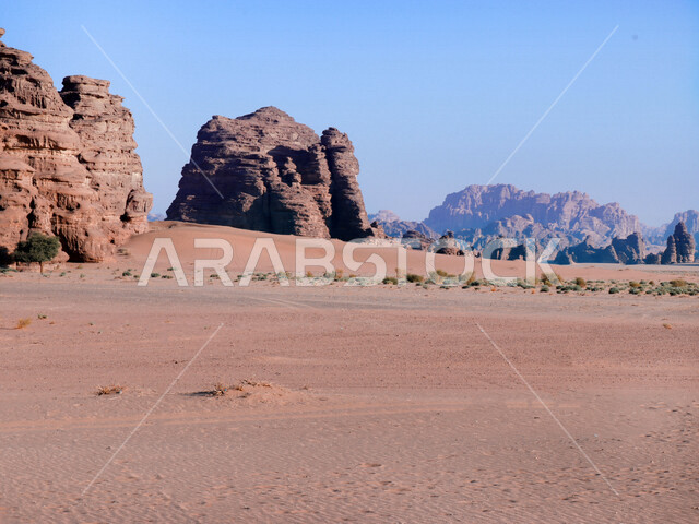 صورة للتكوينات الصخرية في منطقة بجدة نيوم  شمال غرب المملكة العربية السعودية ، مناظر طبيعية خلابة للرمال الذهبية ، جبال ذات تشكيلات صخرية جذابة في تبوك ، معالم حضارية سياحية في المملكة العربية السعودية .