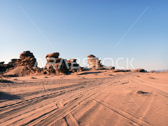 صورة للتكوينات الصخرية في منطقة بجدة نيوم  شمال غرب المملكة العربية السعودية ، مناظر طبيعية خلابة للرمال الذهبية ، جبال ذات تشكيلات صخرية جذابة في تبوك ، معالم حضارية سياحية في المملكة العربية السعودية .