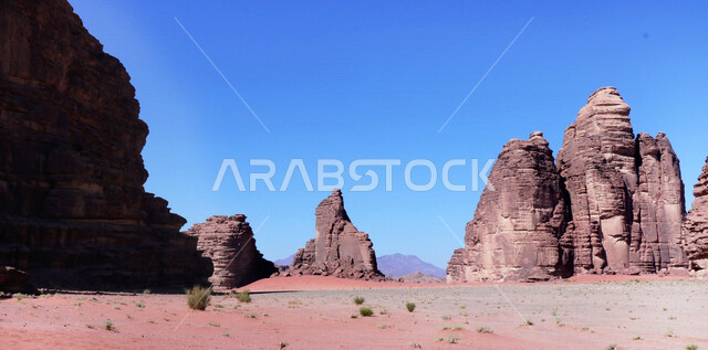 صورة للتكوينات الصخرية في منطقة بجدة نيوم  شمال غرب المملكة العربية السعودية ، مناظر طبيعية خلابة للرمال الذهبية ، جبال ذات تشكيلات صخرية جذابة في تبوك ، معالم حضارية سياحية في المملكة العربية السعودية .