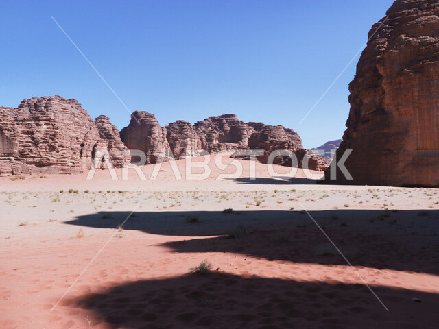 صورة للتكوينات الصخرية في منطقة بجدة نيوم  شمال غرب المملكة العربية السعودية ، مناظر طبيعية خلابة للرمال الذهبية ، جبال ذات تشكيلات صخرية جذابة في تبوك ، معالم حضارية سياحية في المملكة العربية السعودية .