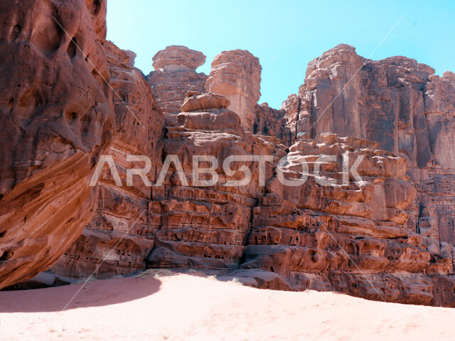 صورة للتكوينات الصخرية في منطقة بجدة نيوم  شمال غرب المملكة العربية السعودية ، مناظر طبيعية خلابة للرمال الذهبية ، جبال ذات تشكيلات صخرية جذابة في تبوك ، معالم حضارية سياحية في المملكة العربية السعودية .