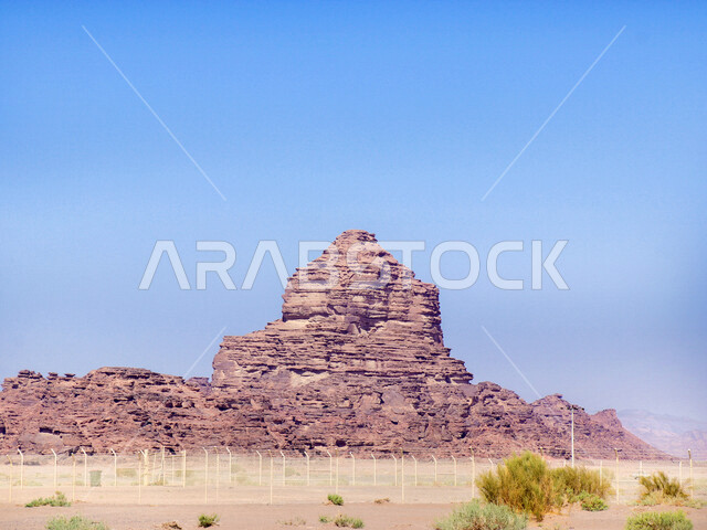 صورة للتكوينات الصخرية في منطقة بجدة نيوم  شمال غرب المملكة العربية السعودية ، مناظر طبيعية خلابة للرمال الذهبية ، جبال ذات تشكيلات صخرية جذابة في تبوك ، معالم حضارية سياحية في المملكة العربية السعودية .