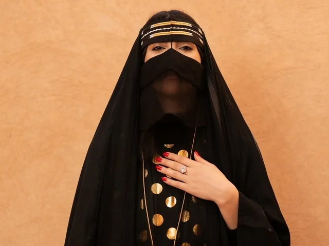 امرأة سعودية بالزي الشعبي النجدي والبرقع الأسود