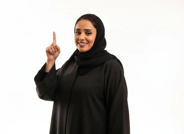 امرأة سعودية بالعباءة السوداء تشير للأعلى