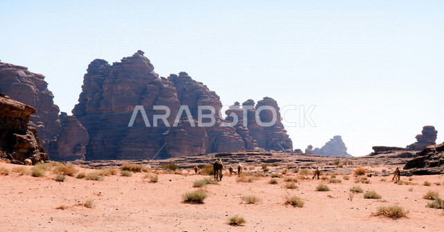 صورة للتكوينات الصخرية في منطقة بجدة نيوم  شمال غرب المملكة العربية السعودية ، مناظر طبيعية خلابة للرمال الذهبية ، جبال ذات تشكيلات صخرية جذابة في تبوك ، معالم حضارية سياحية في المملكة العربية السعودية .