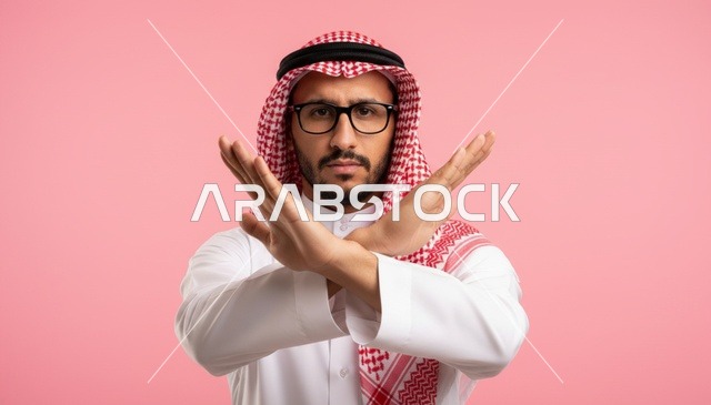 رجل سعودي يقوم بإشارة الرفض بخلفية وردية