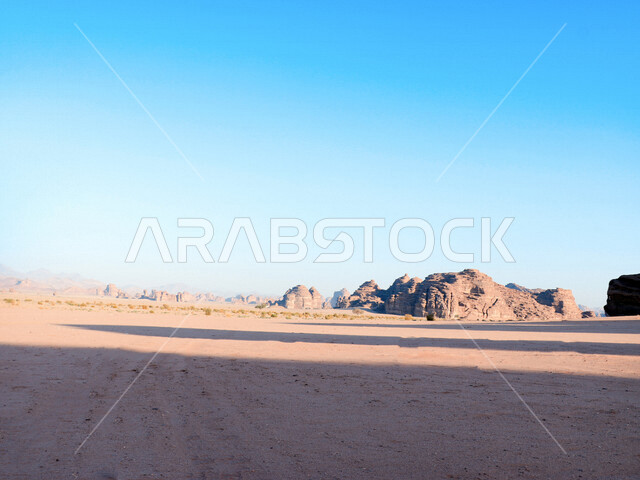 صورة للتكوينات الصخرية في منطقة بجدة نيوم  شمال غرب المملكة العربية السعودية ، مناظر طبيعية خلابة للرمال الذهبية ، جبال ذات تشكيلات صخرية جذابة في تبوك ، معالم حضارية سياحية في المملكة العربية السعودية .
