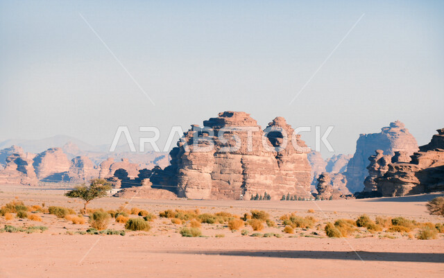 صورة للتكوينات الصخرية في منطقة بجدة نيوم  شمال غرب المملكة العربية السعودية ، مناظر طبيعية خلابة للرمال الذهبية ، جبال ذات تشكيلات صخرية جذابة في تبوك ، معالم حضارية سياحية في المملكة العربية السعودية .