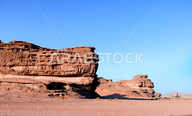 صورة للتكوينات الصخرية في منطقة بجدة نيوم  شمال غرب المملكة العربية السعودية ، مناظر طبيعية خلابة للرمال الذهبية ، جبال ذات تشكيلات صخرية جذابة في تبوك ، معالم حضارية سياحية في المملكة العربية السعودية .