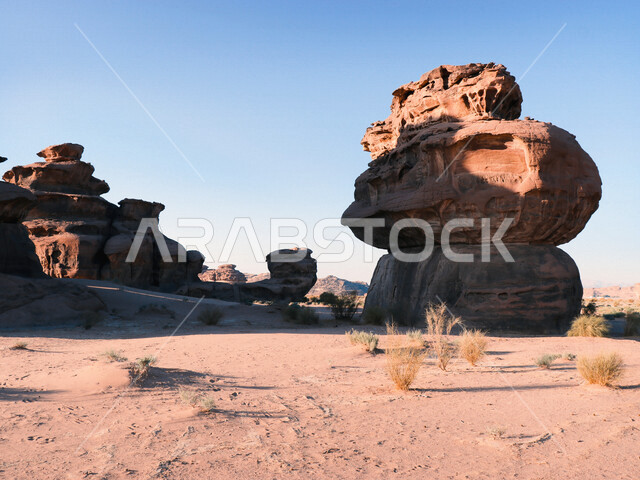 صورة للتكوينات الصخرية في منطقة بجدة نيوم  شمال غرب المملكة العربية السعودية ، مناظر طبيعية خلابة للرمال الذهبية ، جبال ذات تشكيلات صخرية جذابة في تبوك ، معالم حضارية سياحية في المملكة العربية السعودية .