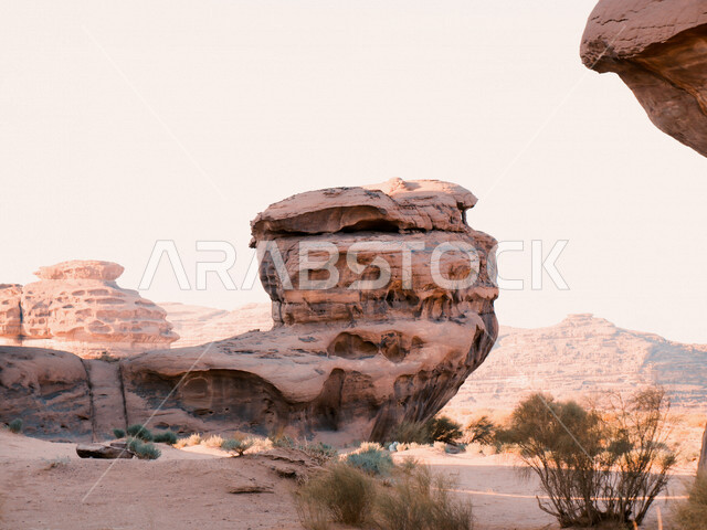 صورة للتكوينات الصخرية في منطقة بجدة نيوم  شمال غرب المملكة العربية السعودية ، مناظر طبيعية خلابة للرمال الذهبية ، جبال ذات تشكيلات صخرية جذابة في تبوك ، معالم حضارية سياحية في المملكة العربية السعودية .
