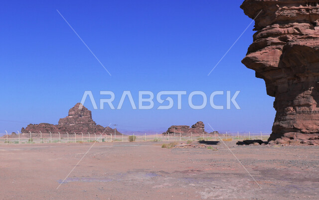 صورة للتكوينات الصخرية في منطقة بجدة نيوم  شمال غرب المملكة العربية السعودية ، مناظر طبيعية خلابة للرمال الذهبية ، جبال ذات تشكيلات صخرية جذابة في تبوك ، معالم حضارية سياحية في المملكة العربية السعودية .