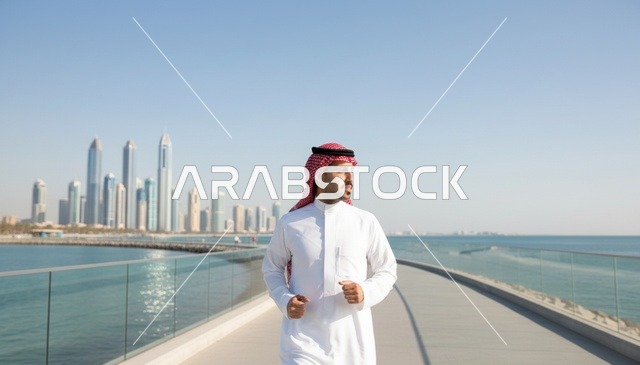 رجل سعودي يمارس رياضة الجري في ممشى واجهة دبي البحرية