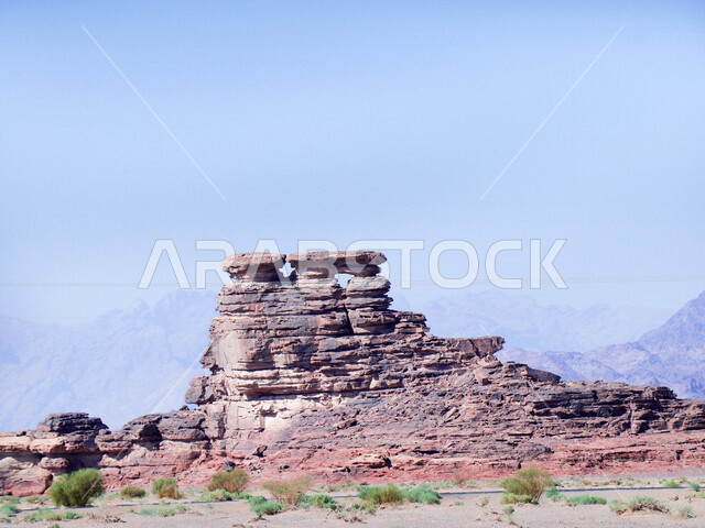 صورة للتكوينات الصخرية في منطقة بجدة نيوم  شمال غرب المملكة العربية السعودية ، مناظر طبيعية خلابة للرمال الذهبية ، جبال ذات تشكيلات صخرية جذابة في تبوك ، معالم حضارية سياحية في المملكة العربية السعودية .