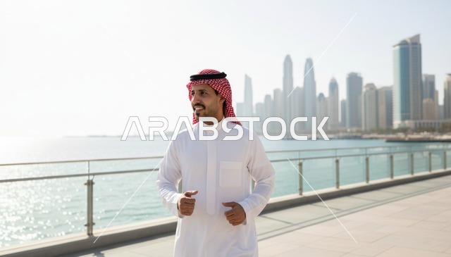 رجل سعودي يمشي على ممشى مائي في دبي