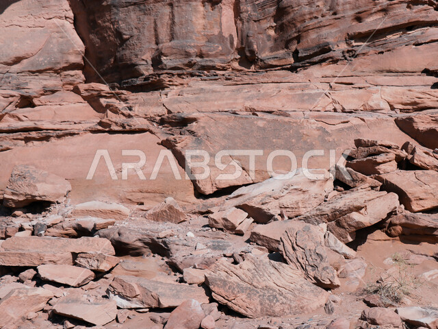 صورة للتكوينات الصخرية في منطقة بجدة نيوم  شمال غرب المملكة العربية السعودية ، جبال ذات تشكيلات صخرية جذابة في تبوك ، معالم حضارية سياحية في المملكة العربية السعودية .