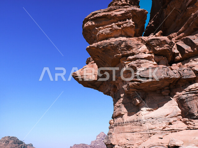 صورة للتكوينات الصخرية في منطقة بجدة نيوم  شمال غرب المملكة العربية السعودية ، جبال ذات تشكيلات صخرية جذابة في تبوك ، معالم حضارية سياحية في المملكة العربية السعودية .