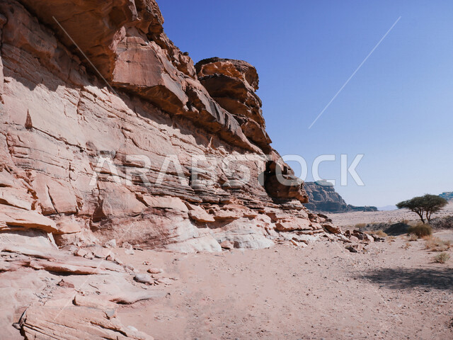صورة للتكوينات الصخرية في منطقة بجدة نيوم  شمال غرب المملكة العربية السعودية ، مناظر طبيعية خلابة للرمال الذهبية ، جبال ذات تشكيلات صخرية جذابة في تبوك ، معالم حضارية سياحية في المملكة العربية السعودية .