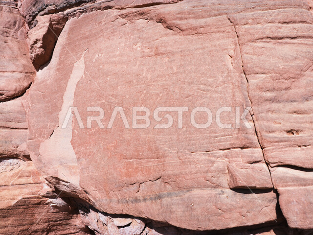 صورة للتكوينات الصخرية في منطقة بجدة نيوم  شمال غرب المملكة العربية السعودية ، جبال ذات تشكيلات صخرية جذابة في تبوك ، معالم حضارية سياحية في المملكة العربية السعودية .
