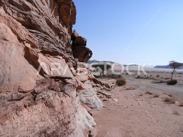 صورة للتكوينات الصخرية في منطقة بجدة نيوم  شمال غرب المملكة العربية السعودية ، مناظر طبيعية خلابة للرمال الذهبية ، جبال ذات تشكيلات صخرية جذابة في تبوك ، معالم حضارية سياحية في المملكة العربية السعودية .