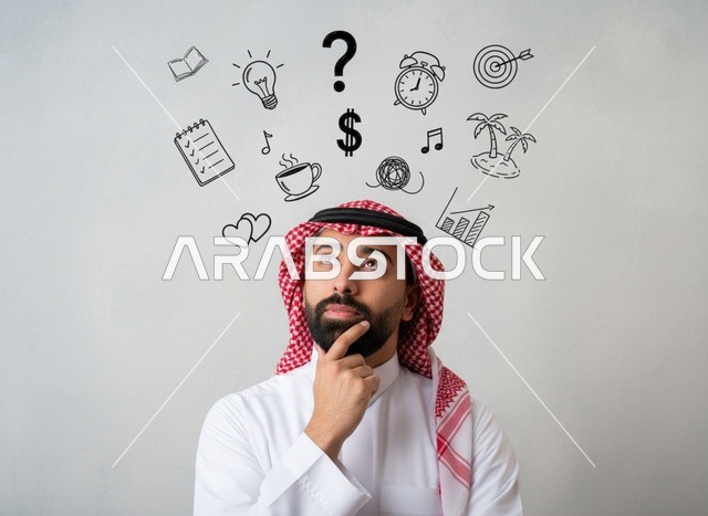 رجل سعودي يفكر في الأهداف والخطط المستقبلية