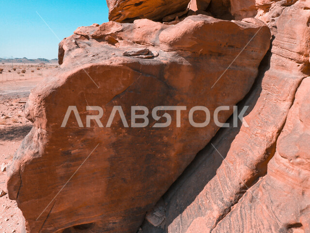 صورة للتكوينات الصخرية في منطقة بجدة نيوم  شمال غرب المملكة العربية السعودية ، جبال ذات تشكيلات صخرية جذابة في تبوك ، معالم حضارية سياحية في المملكة العربية السعودية .