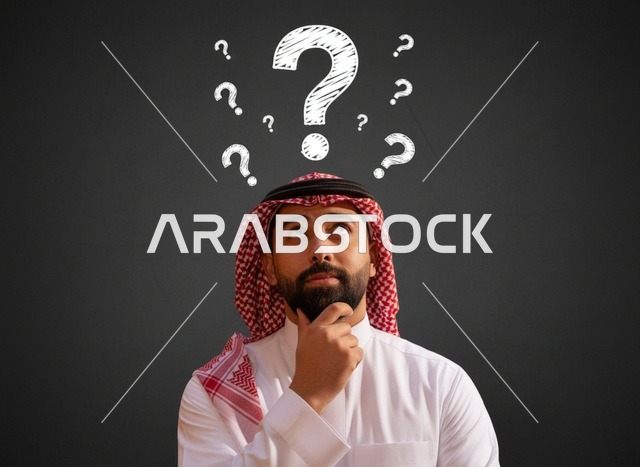 رجل سعودي يفكر مع علامات استفهام فوق رأسه