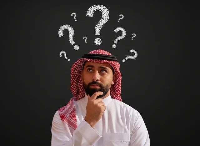 رجل سعودي بالزي التقليدي مع علامات استفهام