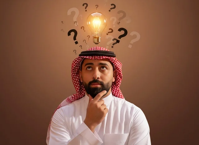 رجل سعودي مع مصباح فكرة متوهج وعلامات استفهام