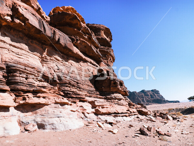 صورة للتكوينات الصخرية في منطقة بجدة نيوم  شمال غرب المملكة العربية السعودية ، مناظر طبيعية خلابة للرمال الذهبية ، جبال ذات تشكيلات صخرية جذابة في تبوك ، معالم حضارية سياحية في المملكة العربية السعودية .